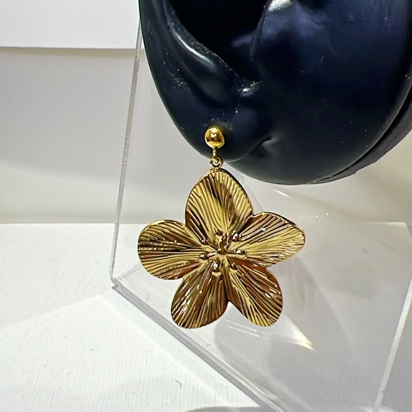 18k Gold Flower Earrings - Picture 2 of 3